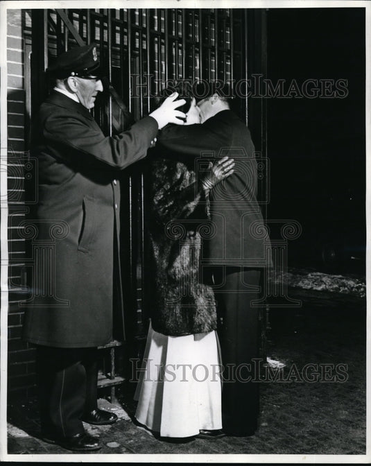 1943 Press Photo Winfred Emery GE WWII Worker Kissed At Gate Before Night Shift