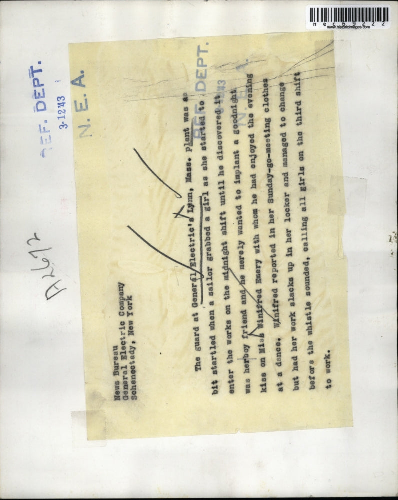 1943 Press Photo Winfred Emery GE WWII Worker Kissed At Gate Before Night Shift