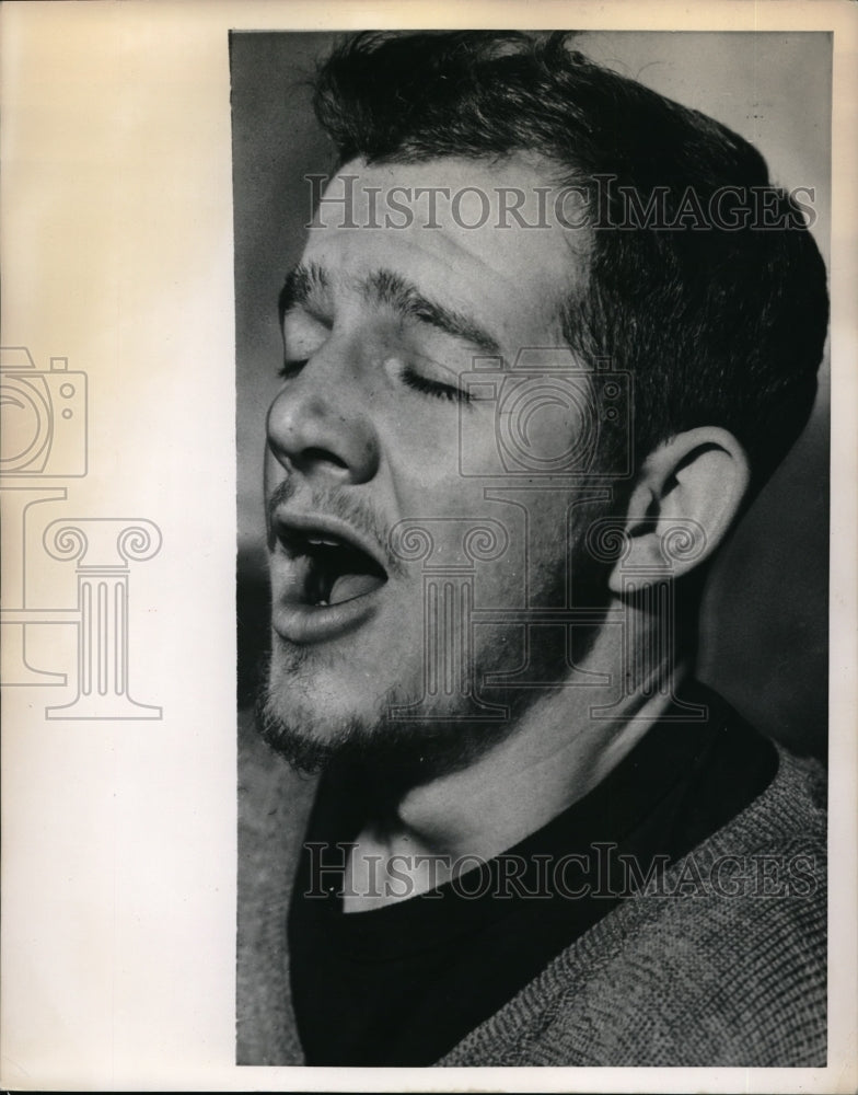 Load image into Gallery viewer, 1960 Press Photo Man Sneezes During Common Cold Research At British Lab
