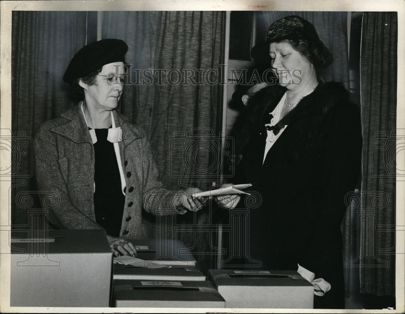 Load image into Gallery viewer, 1940 Press Photo Mrs. Robert Jamison and Mrs. Kate McDermoth Ward 9 Judge
