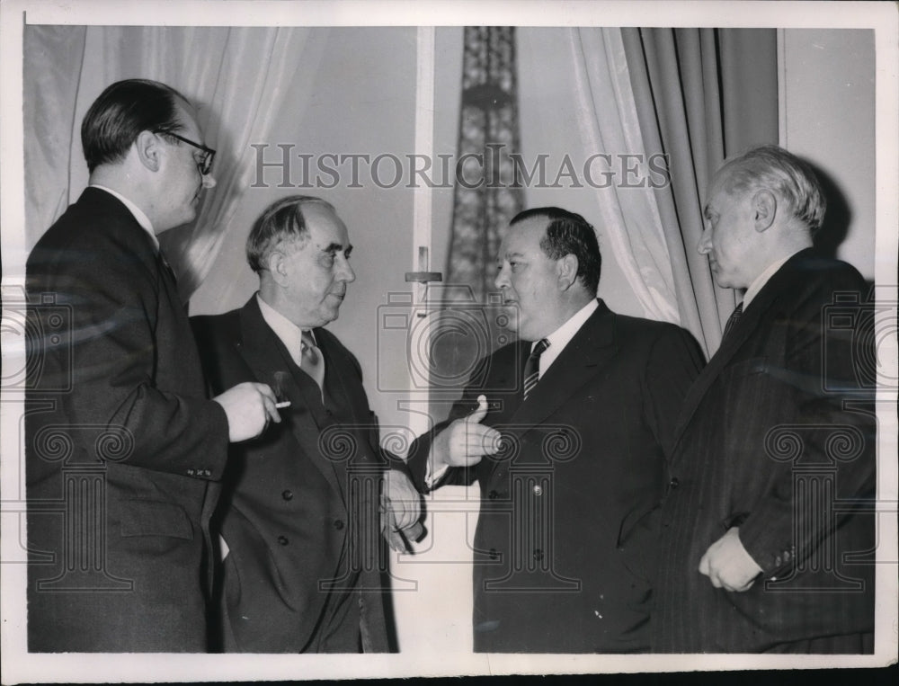 1951 Press Photo Mayor Ernst Reuter of West Berlin chats with UN Secretary Gen.
