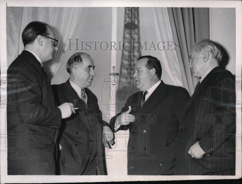 Load image into Gallery viewer, 1951 Press Photo Mayor Ernst Reuter of West Berlin chats with UN Secretary Gen.
