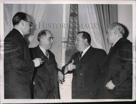 1951 Press Photo Mayor Ernst Reuter of West Berlin chats with UN Secretary Gen.