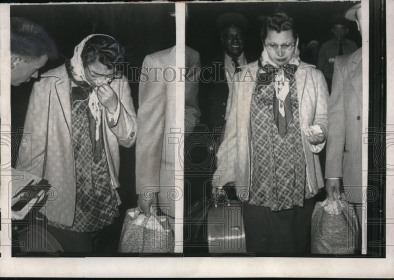 Load image into Gallery viewer, 1957 Press Photo Nabejda Kozmin weeps as a newsman asks her about her sons she
