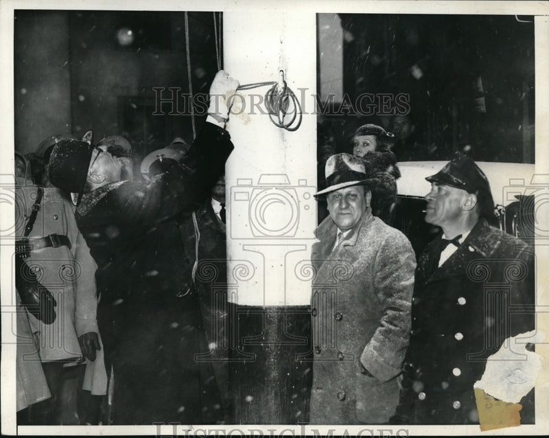 Load image into Gallery viewer, 1935 Press Photo Attorney Edward G. Reilly, Chief of the Defense staff,defending
