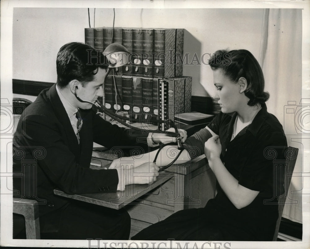 1941 Press Photo Florence Paul Takes Physical For WWII Civil Service Commission
