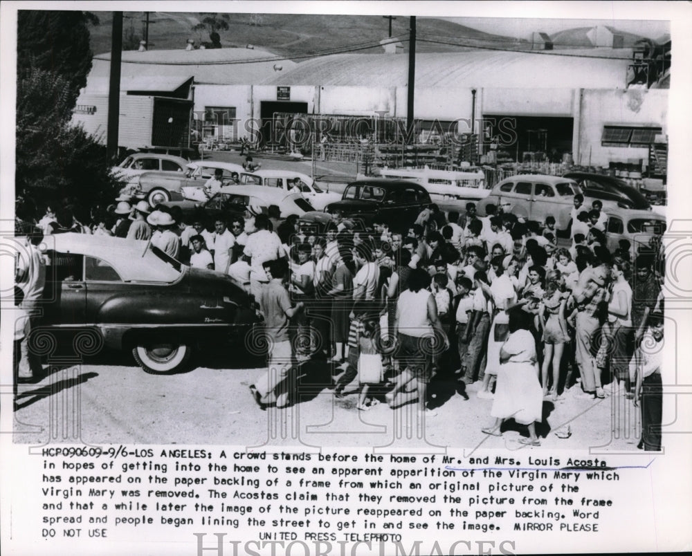 1956 Press Photo Crowd at Home Mr. & Mrs. Louis Acosta for Virgin Mary Glimpse