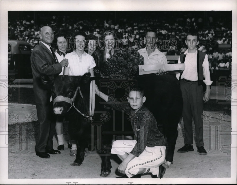 1961 Press Photo Queen Mother/Day, won several prizes & Steer, shown is Steven - Historic Images