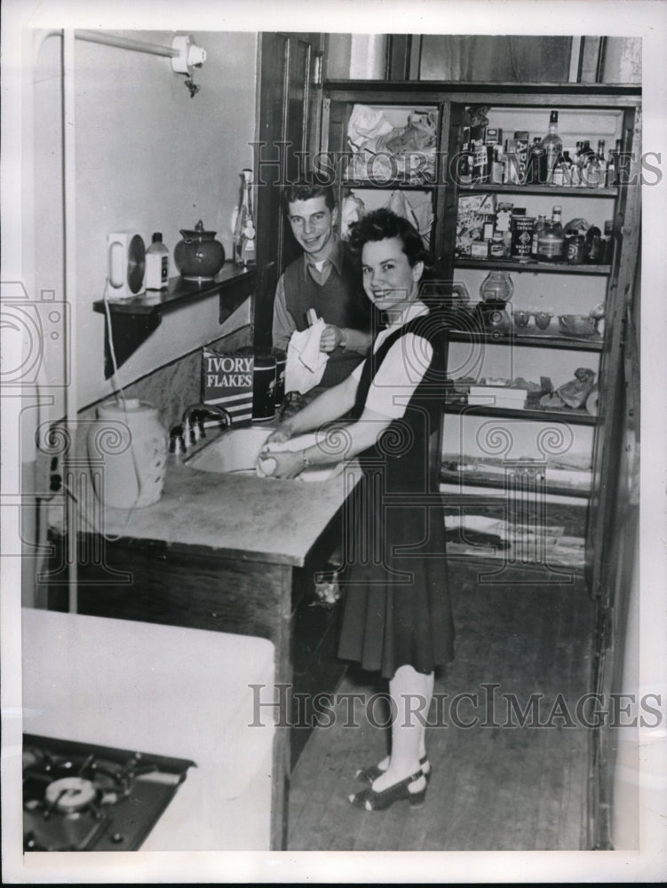 Load image into Gallery viewer, 1946 Press Photo Mr. and Mrs. Robert Lopez tenants of the Concord Apartments
