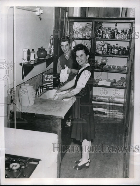 1946 Press Photo Mr. and Mrs. Robert Lopez tenants of the Concord Apartments