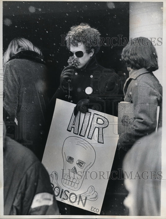 1970 Press Photo Young Demonstrators in Fort Collins carries sign against poison