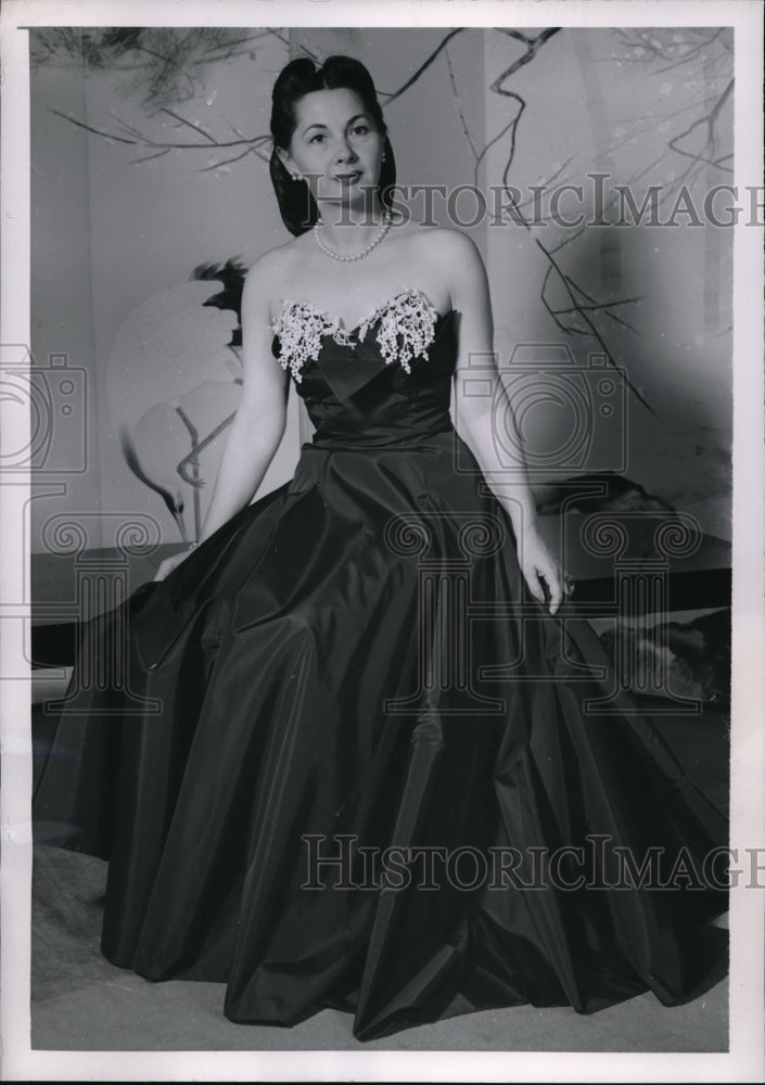 1952 Press Photo Mrs. Matthew Ridgeway Wife of WWII General In Ball Gown