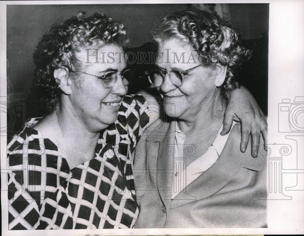 1952 Press Photo Cecil McFadden and Mom Hulda Talkington Reunited