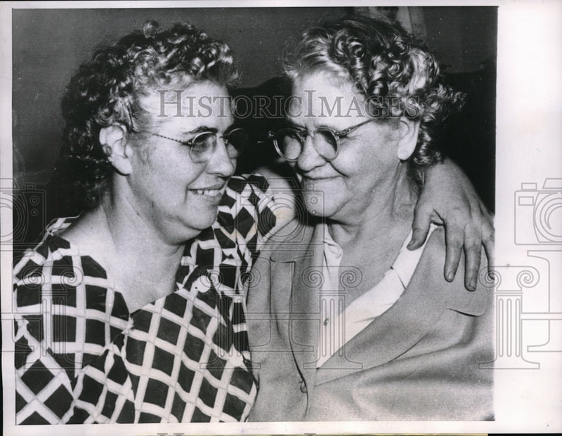 Load image into Gallery viewer, 1952 Press Photo Cecil McFadden and Mom Hulda Talkington Reunited
