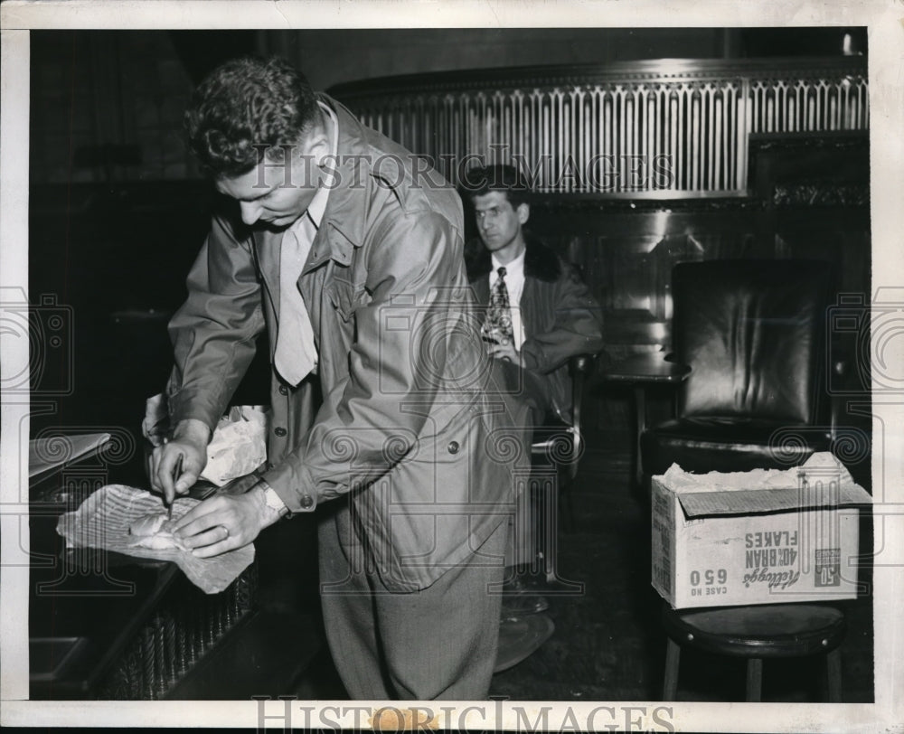 1946 Press Photo Samuel Freedman as he prepares his lunch