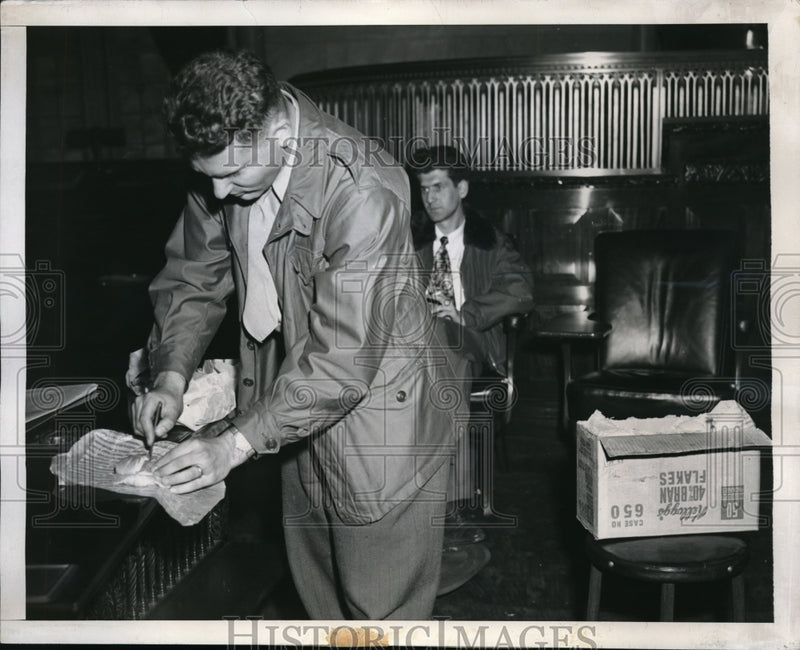 Load image into Gallery viewer, 1946 Press Photo Samuel Freedman as he prepares his lunch
