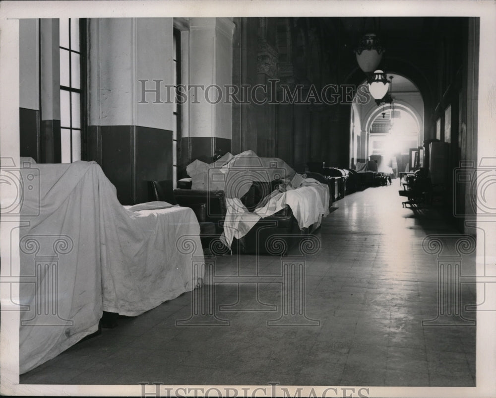 1947 Press Photo Covered Furniture at the Assembly Bldg. of the Senate Building.