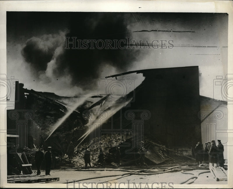 Load image into Gallery viewer, 1931 Press Photo General view of the Western canada flour mills on fire
