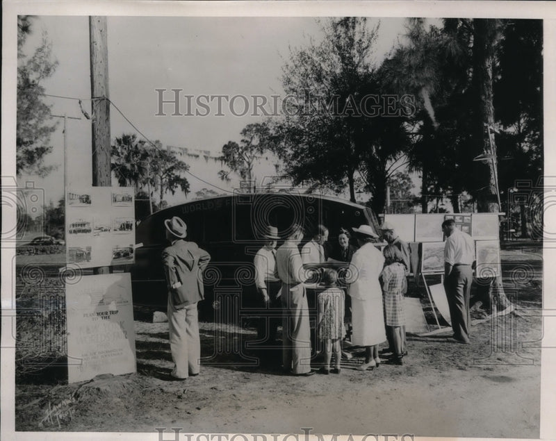 Load image into Gallery viewer, 1939 Press Photo Tourists attend convention of Automobile Tourists Association
