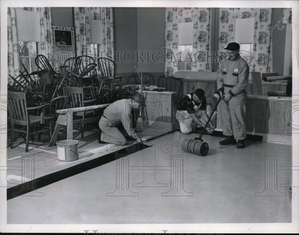 1960 Press Photo Workers laying flooring in Independence Town Hotel- Historic Images