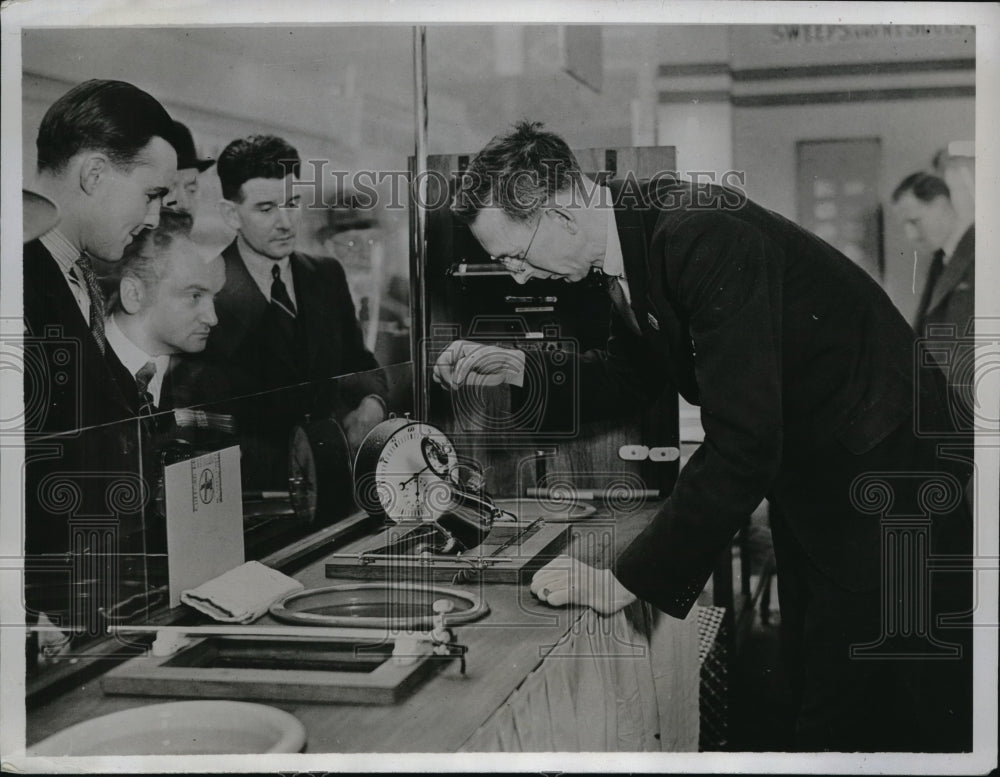 1934 Press Photo Rhodium Plating demonstration at British Industries Fair