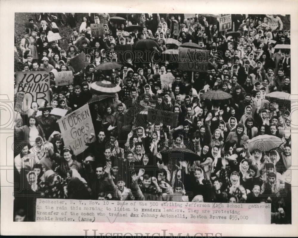 1948 Press Photo 500 striking Jefferson High Schoolers gathered in the rain