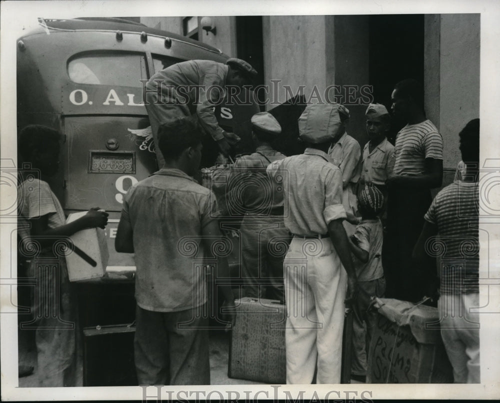 1947 Press Photo Cuban soldiers hunt for hidden weapons in Oriente, Cuba