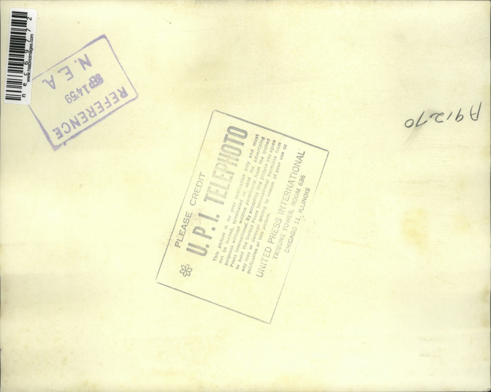 1959 Press Photo Cyril N. White & Wife Phyllis in Garden at Church of St. Peter