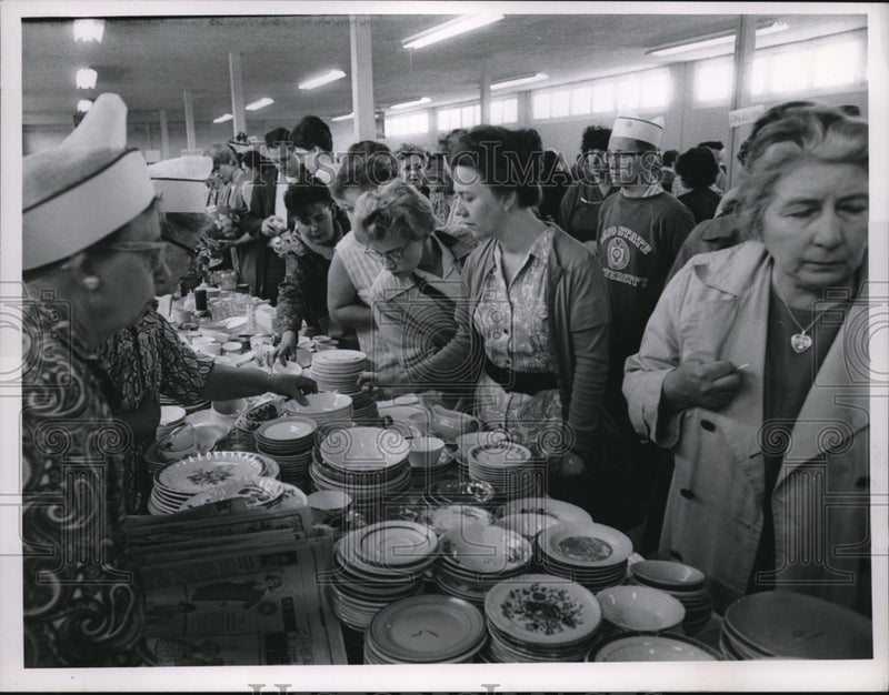 Load image into Gallery viewer, 1965 Press Photo Painesville Kiwanis Club White Elephant Sale
