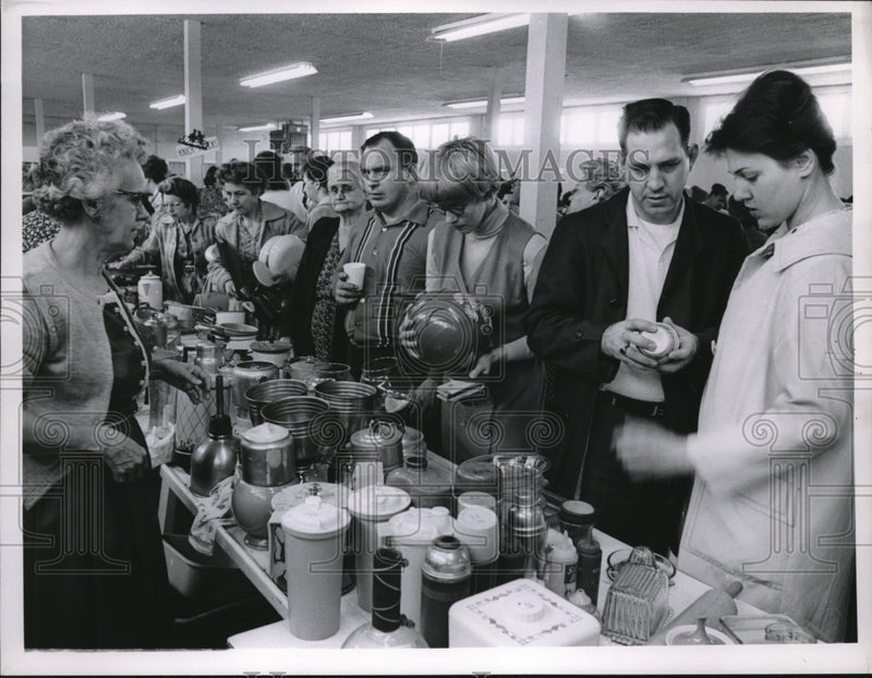 Load image into Gallery viewer, 1965 Press Photo Painesville Kiwanis White Elephant Sale
