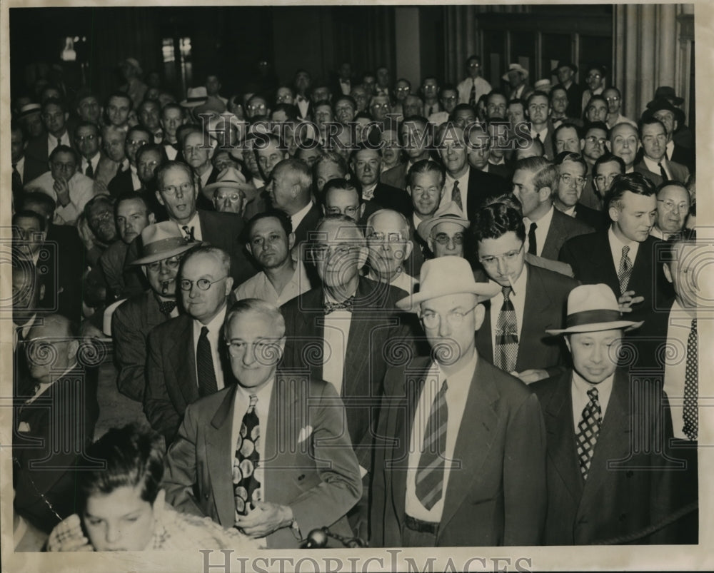 1949 Press Photo Crowd at Union Bank Sale- Historic Images