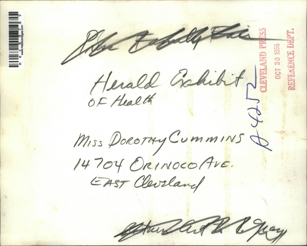 1956 Press Photo Dorothy Cummins of East Cleveland at Herald Exhibit of Health