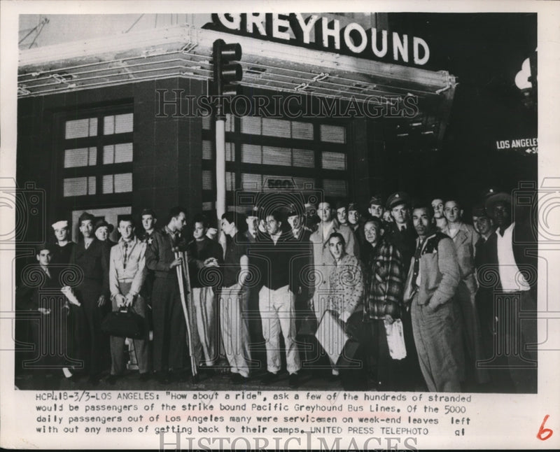 Load image into Gallery viewer, 1952 Press Photo Stranded Passengers From Pacific Greyhound Bus Lines in LA

