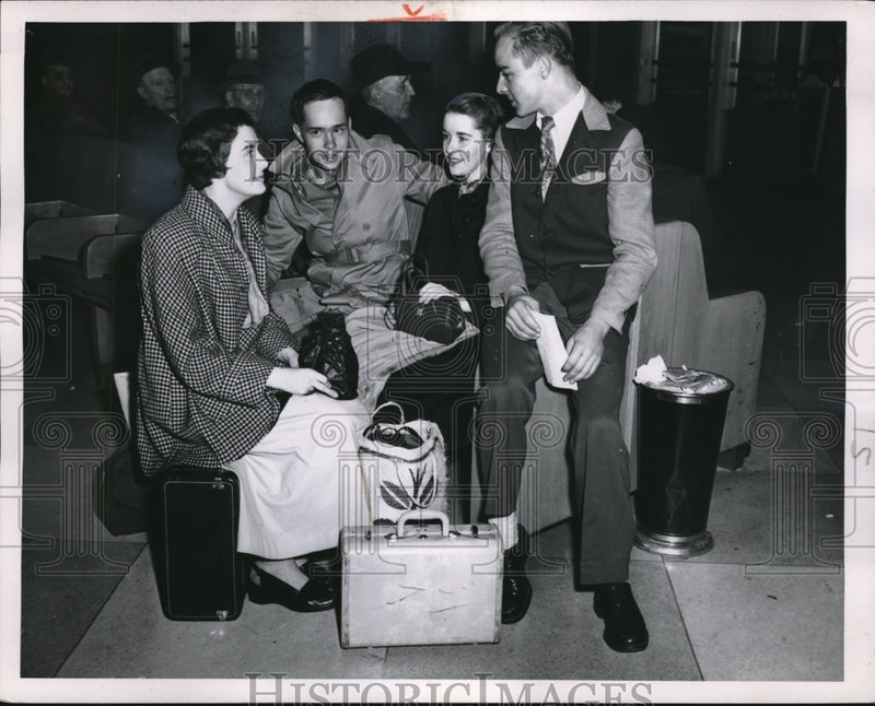Load image into Gallery viewer, 1952 Press Photo Stranded Passengers from Greyhound Bus Strike
