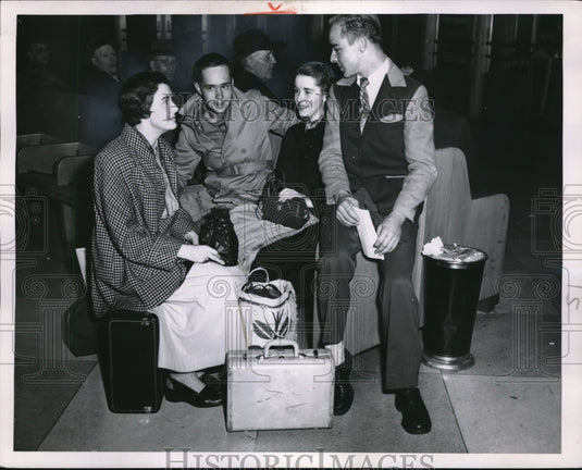 1952 Press Photo Stranded Passengers from Greyhound Bus Strike