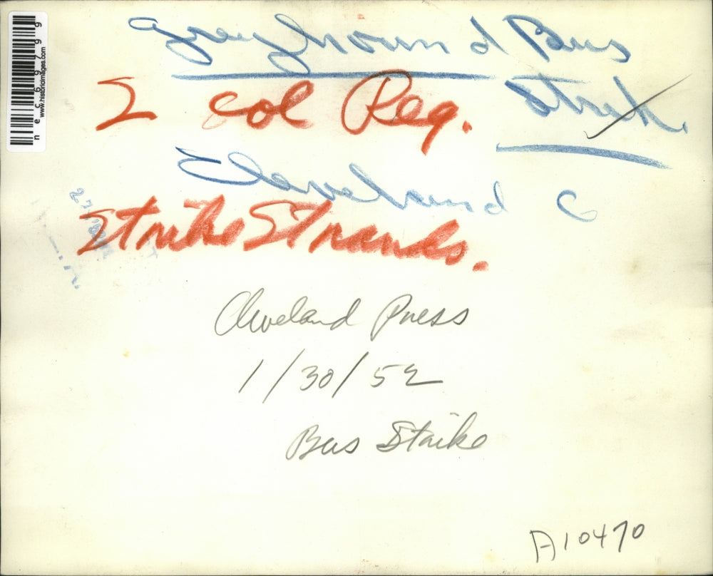 1952 Press Photo Stranded Passengers from Greyhound Bus Strike