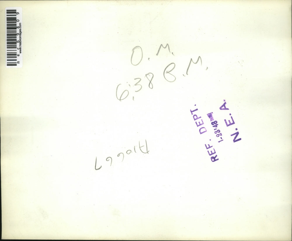 1948 Press Photo Tenants of Hollywood Apartment Picket Over No Hot Water