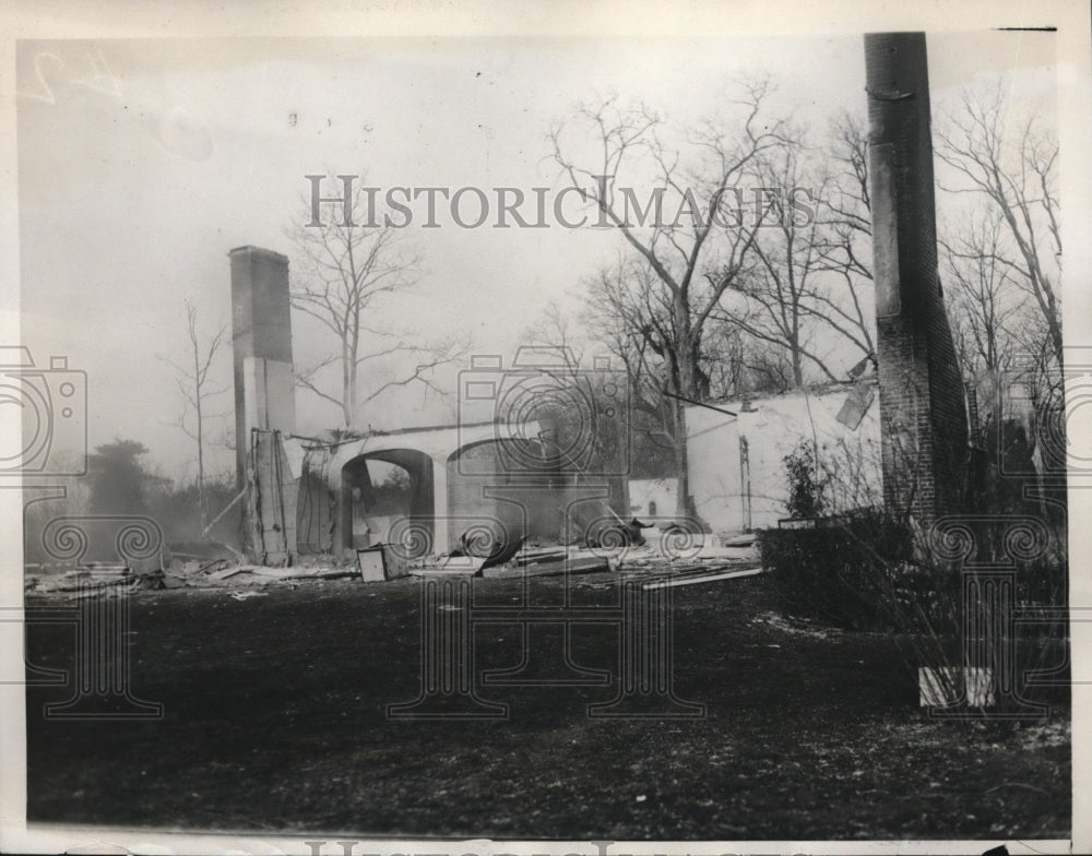 1933 Press Photo Fire leveled the home of Mrs. Anne Bqal Wickes