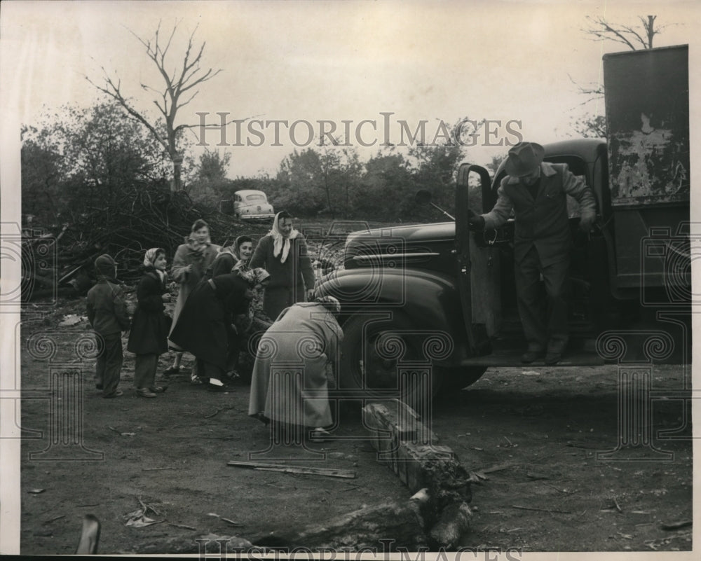 1952 Press Photo Chicago Housewives pour water onto burning logs - nec69814