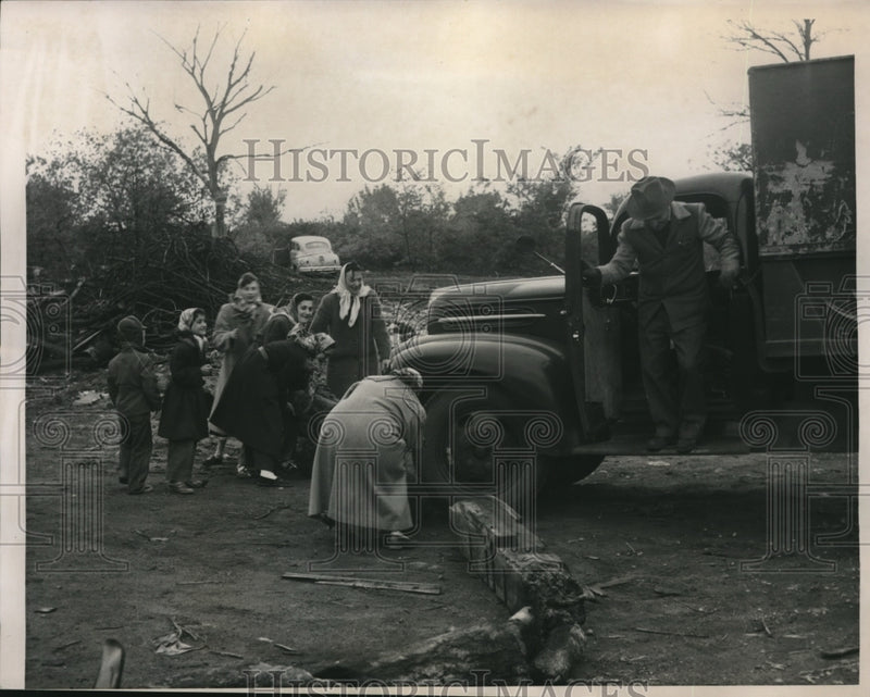 Load image into Gallery viewer, 1952 Press Photo Chicago Housewives pour water onto burning logs - nec69814
