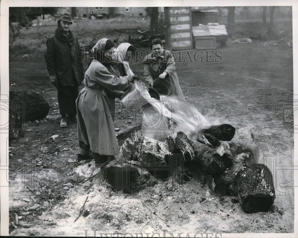 1952 Press Photo Chicago Women pour water to extinguish fire
