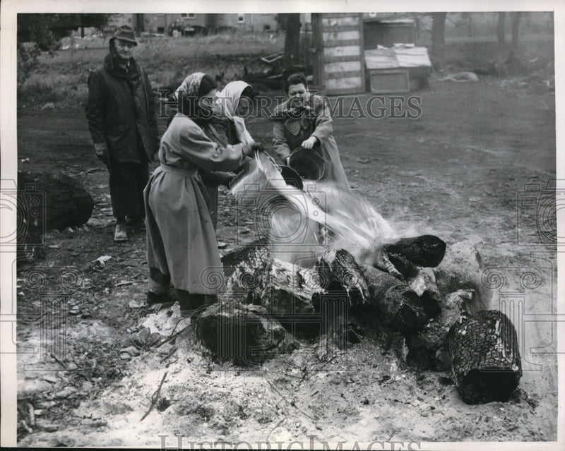 Load image into Gallery viewer, 1952 Press Photo Chicago Women pour water to extinguish fire
