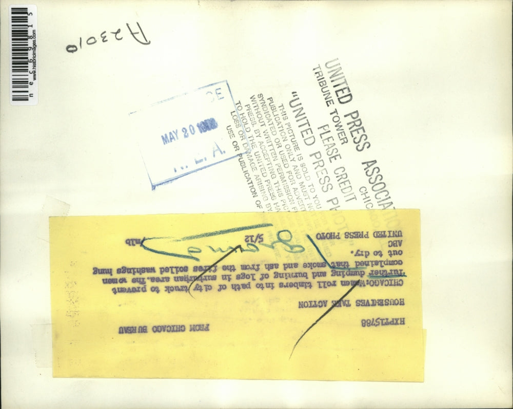 1952 Press Photo Chicago Women pour water to extinguish fire