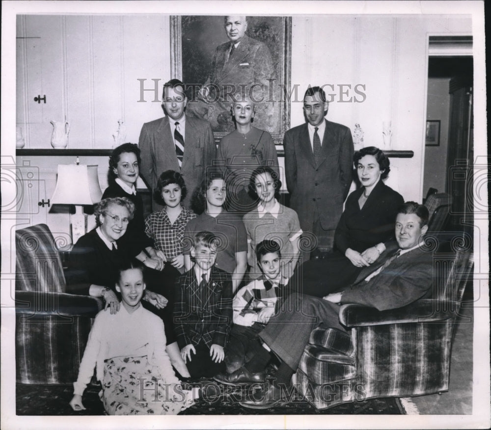 1952 Press Photo Secy of Defense Charles E. Wilson & family in their home in MI
