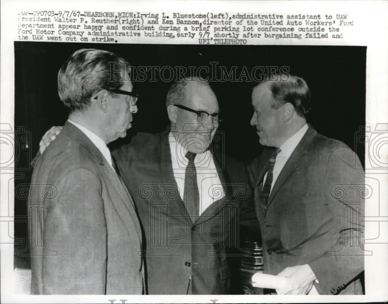 Load image into Gallery viewer, 1967 Press Photo Irving L. Bluestone, Walter P. Reuther, Ken Bannon, UAW Ford
