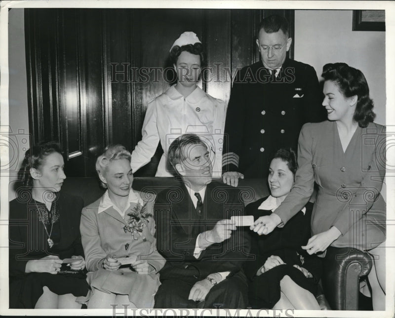 Load image into Gallery viewer, 1942 Press Photo Muriel Scott, Alma Lovely, VP Wallace, Catherine Scott
