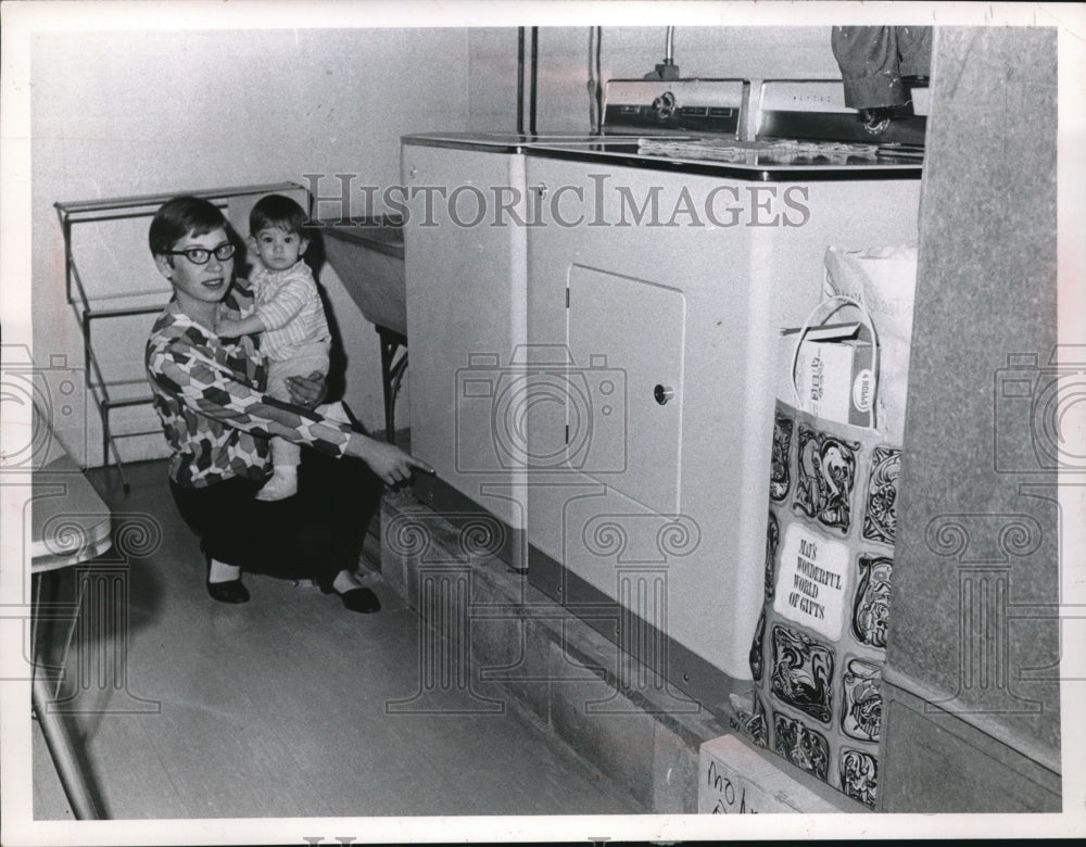 Press Photo Mrs. Joseph Russo & Daughter Leslie with Raised Washer & Dryer