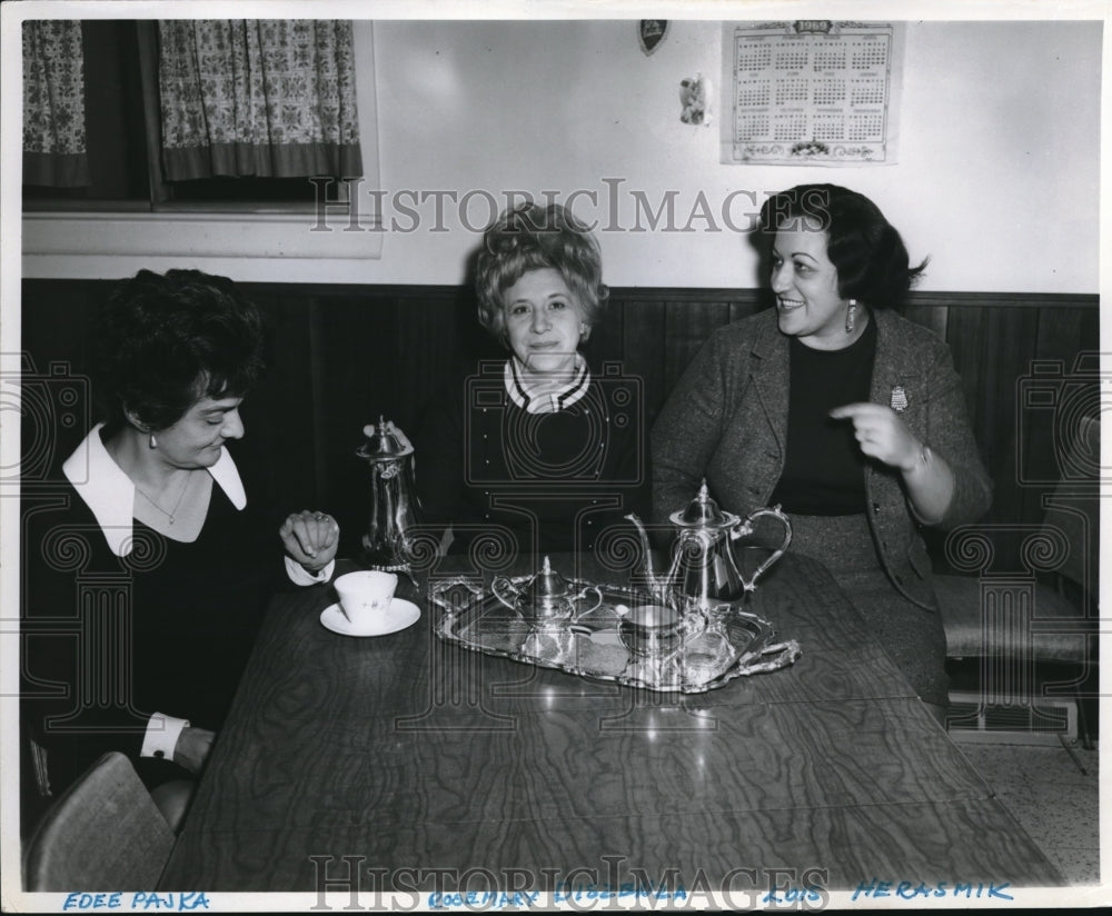 1969 Press Photo St. Michael&#39;s PTA Enjoying Tea- Historic Images