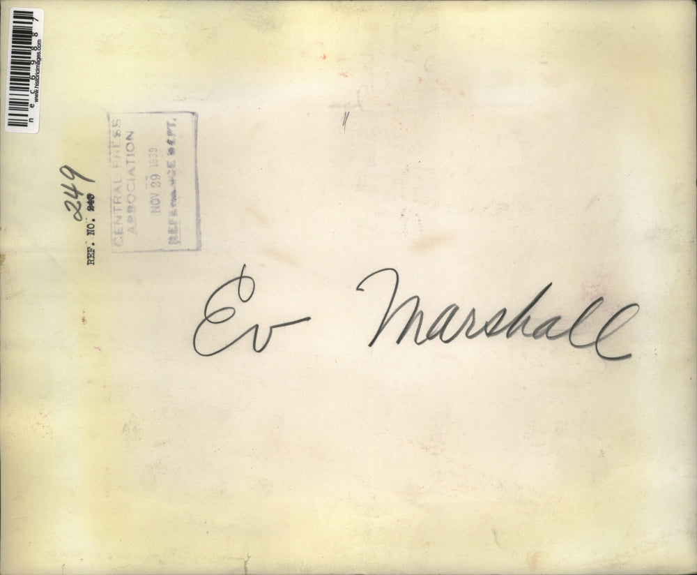 1939 Press Photo Ev Marshall Feeding Pigs - nec69887