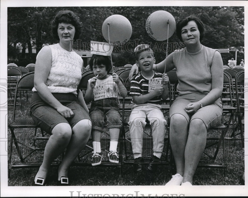 1967 Press Photo Mrs. Beverly Scooary & Shirley, Mrs. Beverly Gulosh & Robert